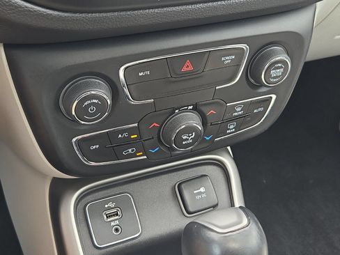 Used 2018 Jeep Compass Latitude w/ Popular Equipment Group FWD image 18