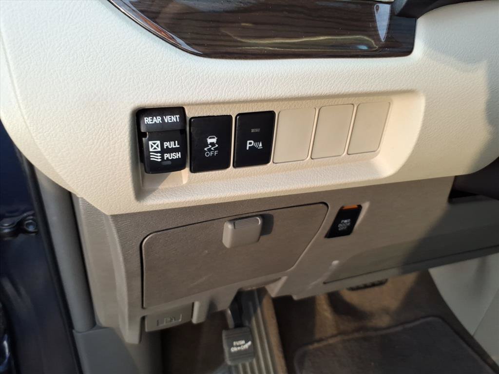 Used 2019 Toyota Sienna XLE w/ XLE Navigation Package FWD image 25