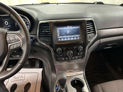 Used 2019 Jeep Grand Cherokee Laredo AWD/4WD image 18