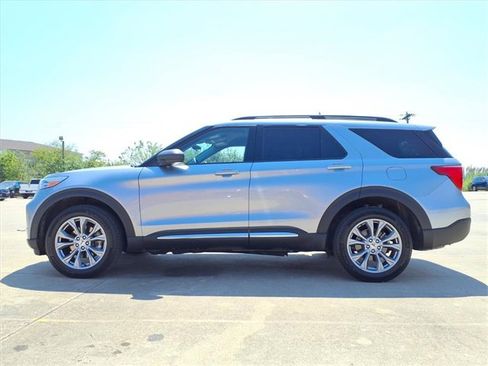 Used 2022 Ford Explorer XLT w/ Equipment Group 202A image 4