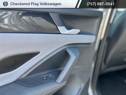 Used 2025 Volkswagen Tiguan SE FWD image 21