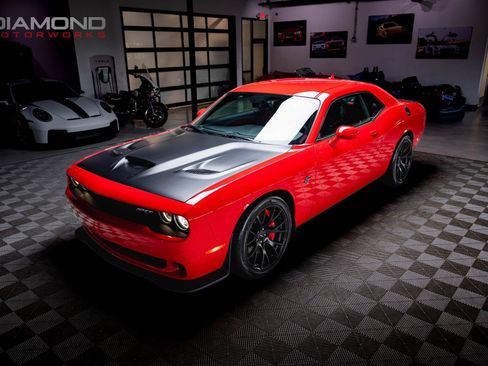 Used 2015 Dodge Challenger SRT Hellcat RWD image 3