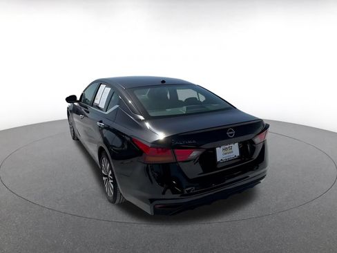 Used 2025 Nissan Altima 2.5 SV FWD image 11
