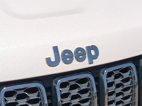 Used 2020 Jeep Grand Cherokee Overland AWD/4WD image 12