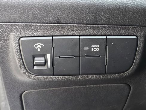 Used 2016 Hyundai Veloster image 22