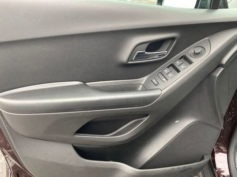 Used 2022 Chevrolet Trax LT w/ LT Convenience Package image 14