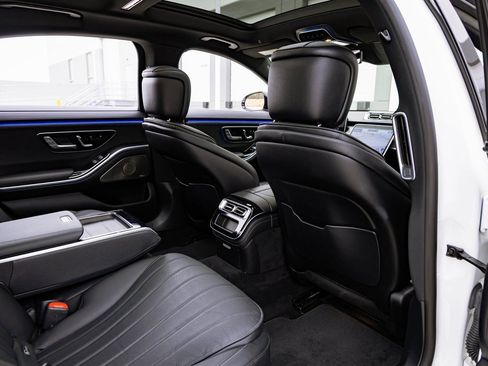 Used 2022 Mercedes-Benz S 580 4MATIC Sedan w/ AMG Line Package image 29