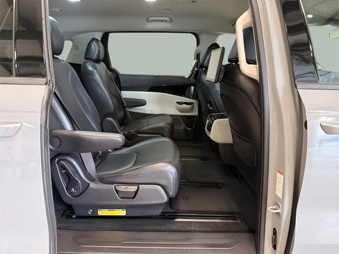 Used 2022 Kia Carnival SX image 22