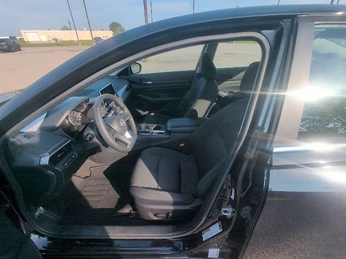 Used 2025 Nissan Altima 2.5 SV FWD image 10