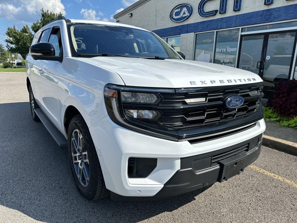 Used 2025 Ford Expedition Active AWD/4WD image 2