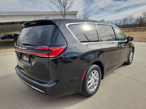 New 2026 Chrysler Pacifica Select image 3