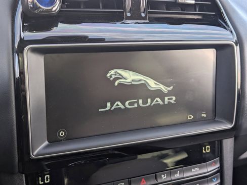 Used 2020 Jaguar F-PACE Premium image 27