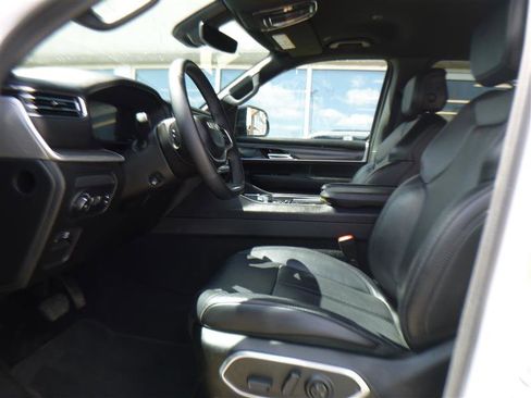 Used 2024 Jeep Wagoneer L Series III w/ Flexible Seating Group AWD/4WD image 5