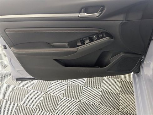 Used 2023 Nissan Altima 2.5 SR w/ SR Premium Package image 10