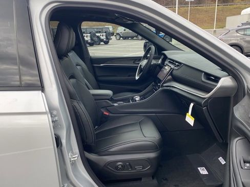 New 2025 Jeep Grand Cherokee L Limited w/ Black Appearance Package image 29