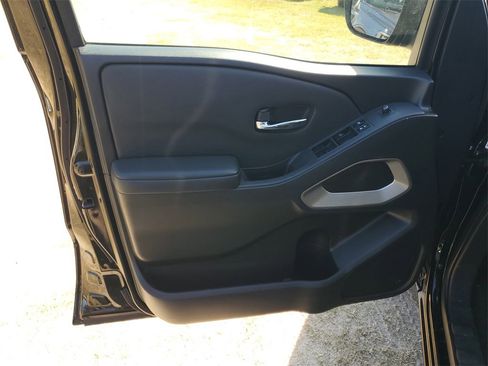 Used 2023 Nissan Frontier SV image 10