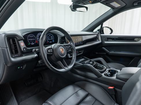 Used 2025 Porsche Cayenne AWD/4WD image 15