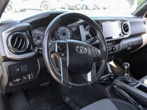 Used 2021 Toyota Tacoma TRD Off-Road w/ Technology Package AWD/4WD image 18