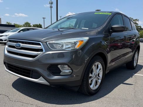Used 2017 Ford Escape SE w/ SE Cold Weather Package FWD image 3