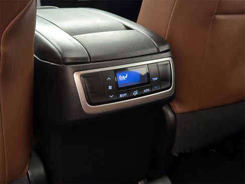 Used 2018 Toyota Highlander Limited image 19