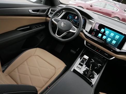 Certified 2025 Volkswagen Atlas Cross Sport SE w/ Panoramic Sunroof Package image 9