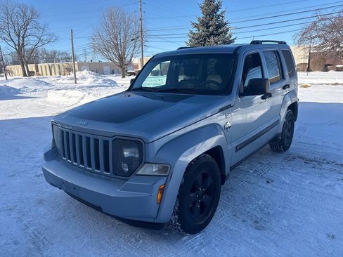 Used 2012 Jeep Liberty Arctic image 3