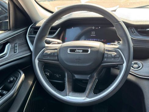 Used 2023 Jeep Grand Cherokee Limited w/ Black Appearance Package AWD/4WD image 15
