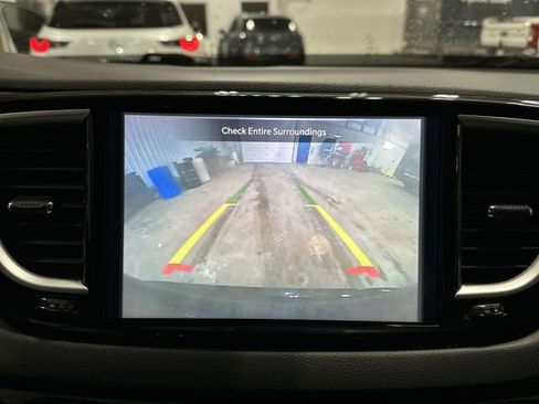 Used 2024 Chrysler Pacifica Touring-L image 26