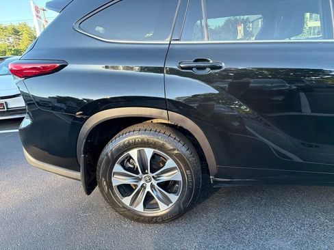 Used 2021 Toyota Highlander XLE AWD/4WD image 4