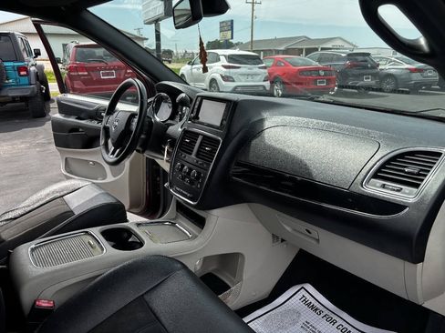 Used 2019 Dodge Grand Caravan SXT FWD image 26