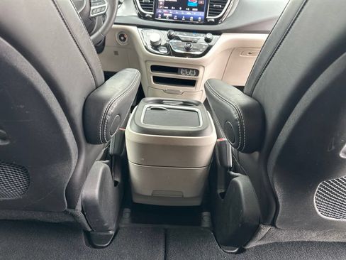 Used 2023 Chrysler Pacifica Touring-L FWD image 29