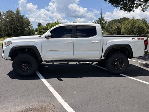 Used 2018 Toyota Tacoma TRD Off-Road AWD/4WD image 4