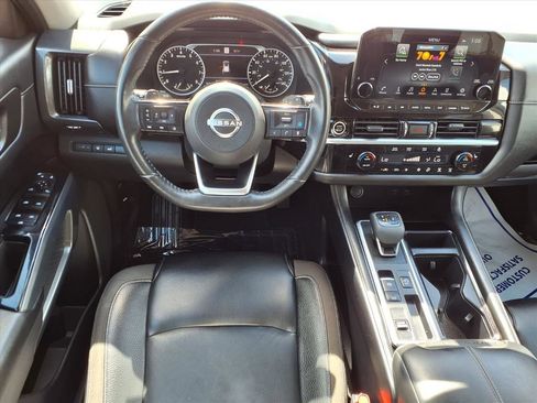 Used 2022 Nissan Pathfinder SL image 3