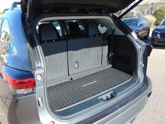 Used 2022 Toyota Highlander XLE AWD/4WD image 25