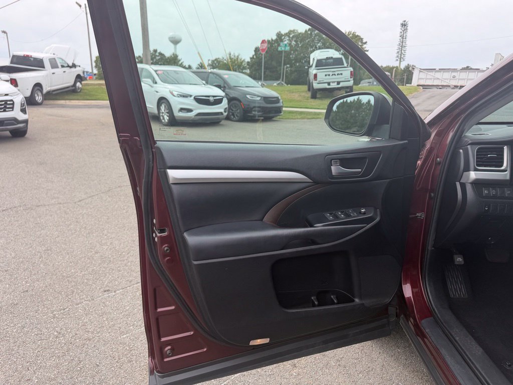 Used 2019 Toyota Highlander XLE FWD image 14