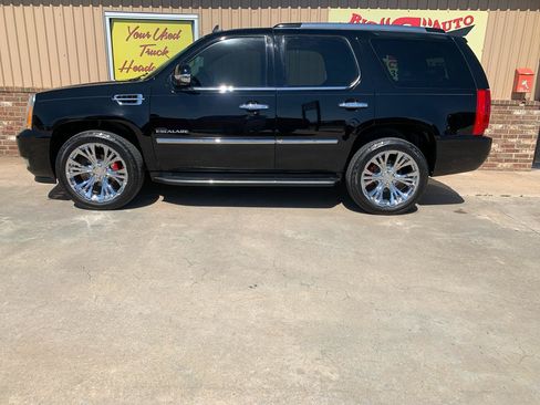 Used 2011 Cadillac Escalade Luxury RWD image 5