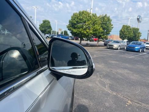 Used 2019 Hyundai Santa Fe Limited image 8