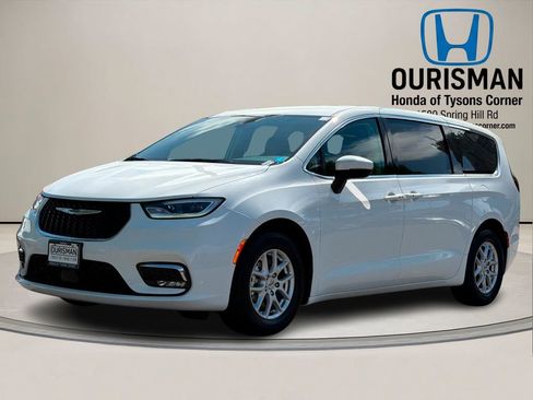 Used 2023 Chrysler Pacifica Touring-L FWD image 2