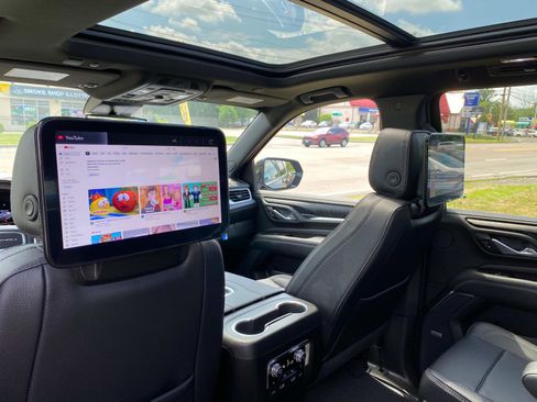 Used 2024 GMC Yukon XL Denali w/ Denali Reserve Package image 12