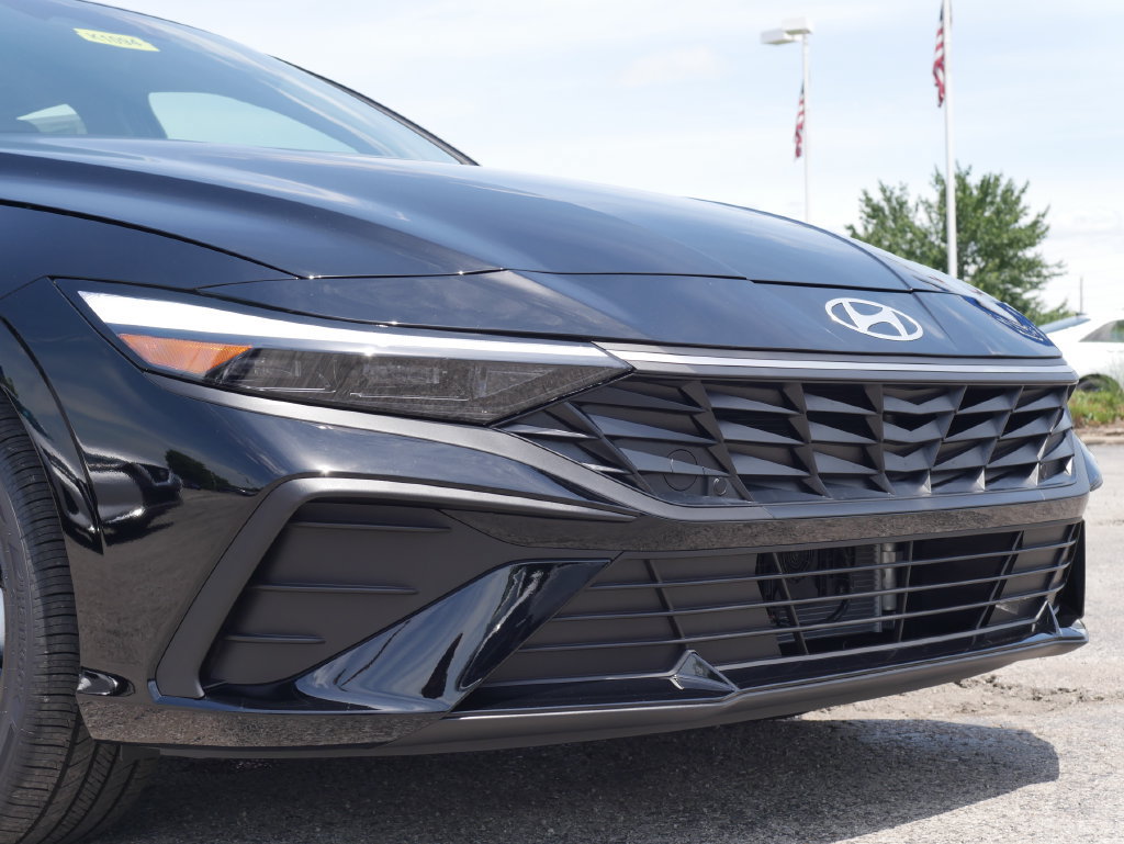 New 2026 Hyundai Elantra SEL FWD image 2