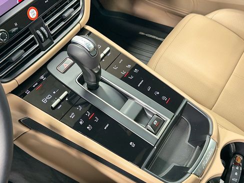 Used 2025 Porsche Macan image 28