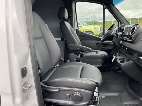 Used 2025 Mercedes-Benz Sprinter 2500 image 8