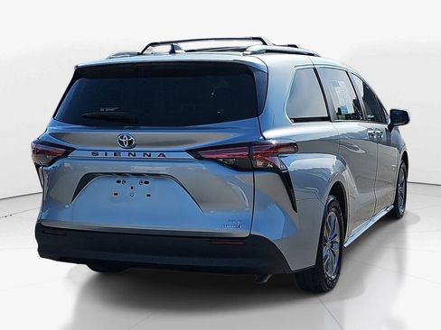 Used 2022 Toyota Sienna XLE image 5
