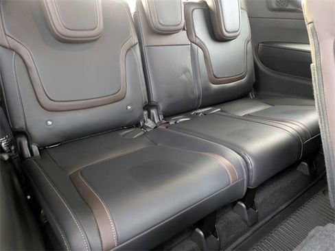 Used 2025 Nissan Armada SL image 15