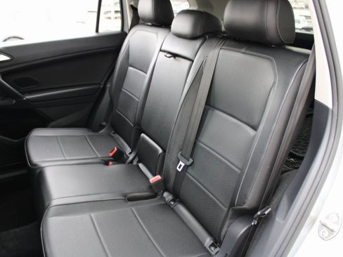 Certified 2020 Volkswagen Tiguan SE w/ Panoramic Sunroof Package image 24