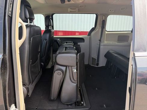 Used 2016 Chrysler Town & Country Touring FWD image 38