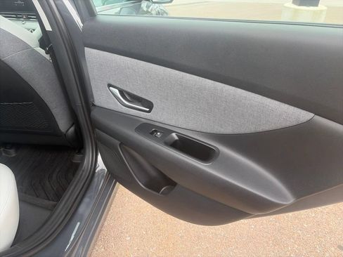 Used 2023 Hyundai Elantra Limited FWD image 9