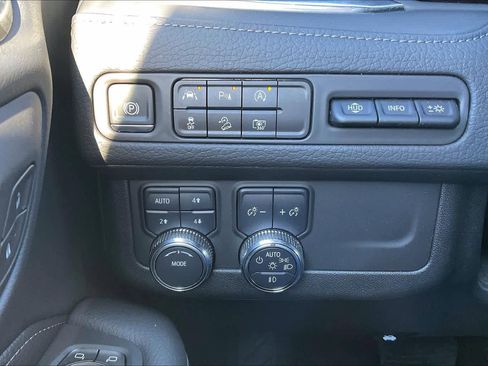 Used 2024 GMC Yukon Denali image 33