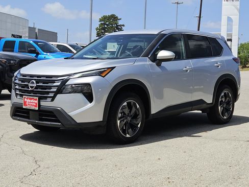 Used 2025 Nissan Rogue SV AWD/4WD image 3