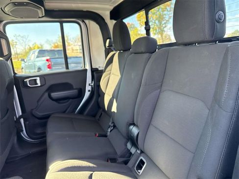Used 2023 Jeep Gladiator Sport image 10
